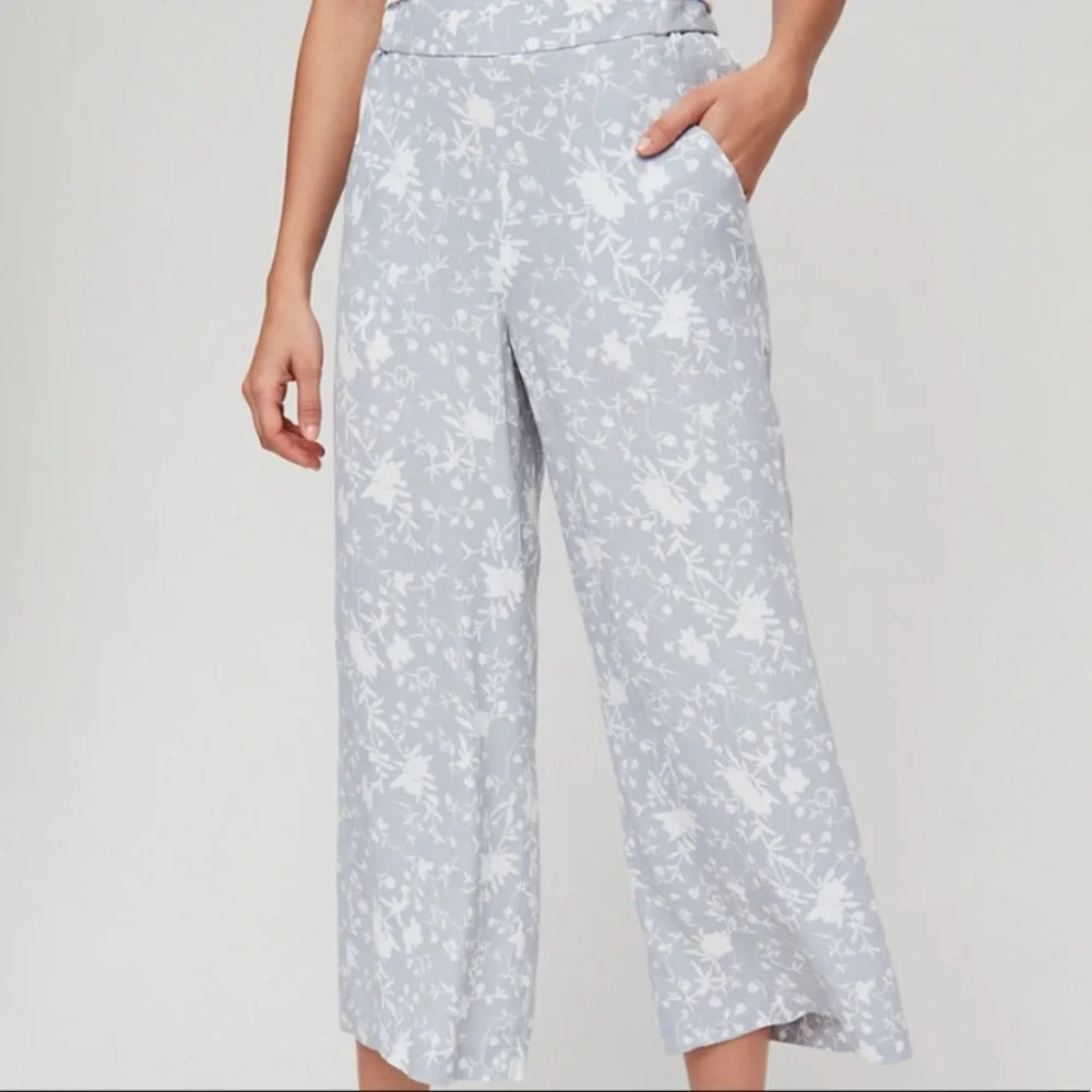 Wilfred
Faun Ankle Pant grey with white flowers. Size small beach vacation airy